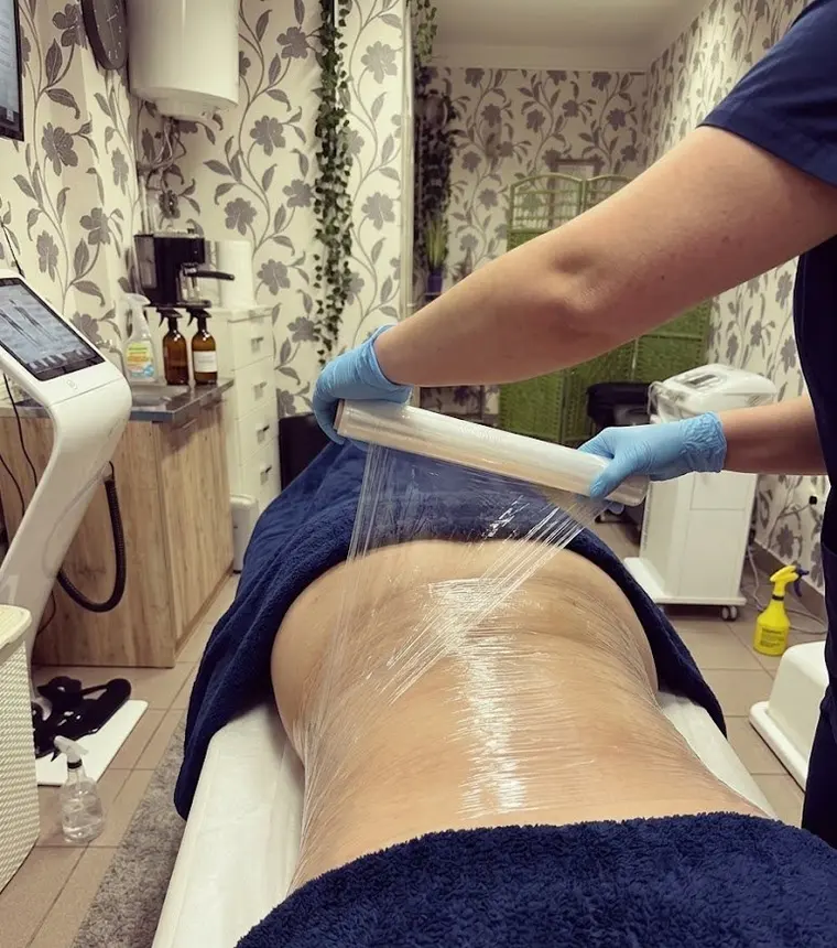 Body wrapping pakolás felhelyezés közben